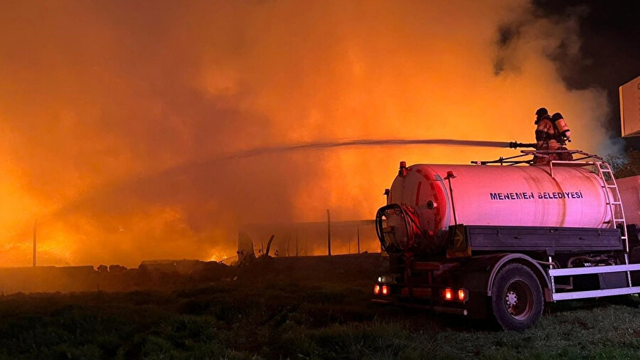 İzmir’de belediyeye ait çöp depolama alanında yangın