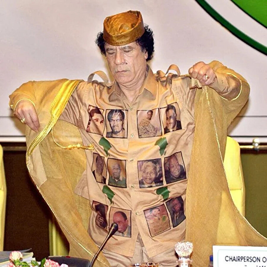 Kaddafi, kendisine ilham veren Afrikalı liderlerden oluşan rol modellerinin gömleğini giyiyor.