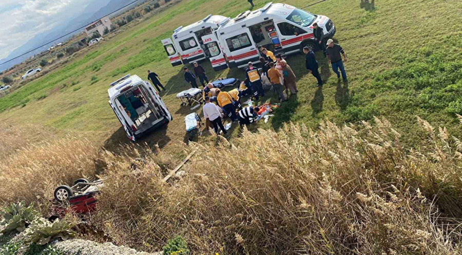 Manisa’da otomobil tarlaya uçtu