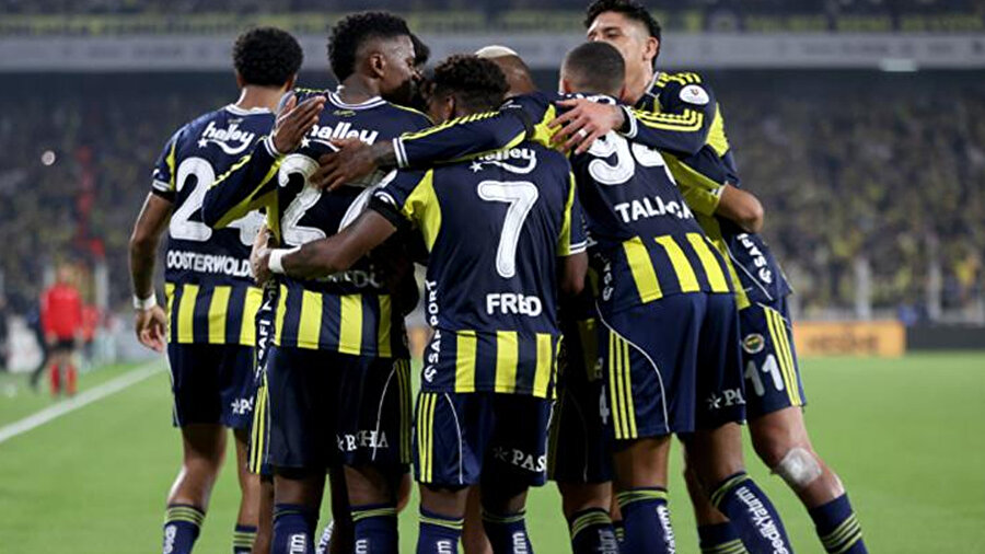 Fenerbahçe'den kadro değişikliği: UEFA listesinden çıkartıldı