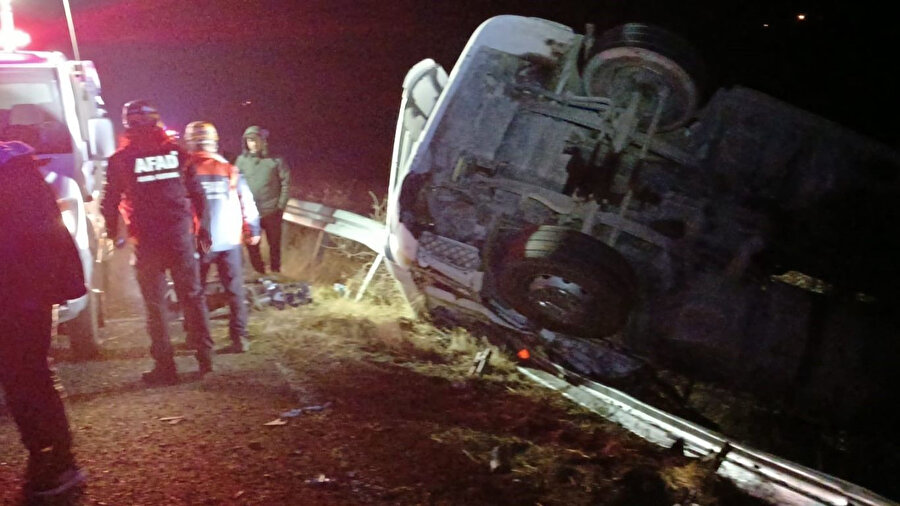 Elazığ’da bariyerlere çarpan kamyon devrildi: Sürücü hastaneye kaldırıldı