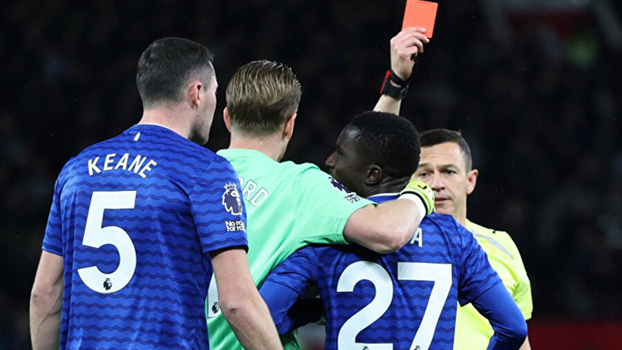 Kırmızı kart gördü: Takım arkadaşına tokat attı, saldırmaya çalıştı