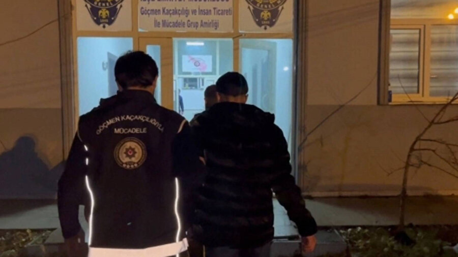 Ağrı'da metruk bir evde 14 düzensiz göçmen yakalandı.