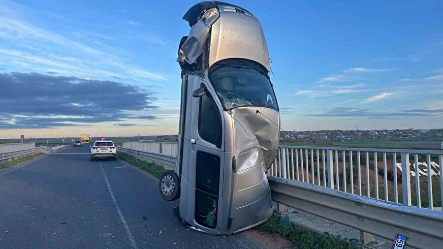 Tekirdağ’da ilginç kaza: Bariyere çarpan araç dik durdu, iki kişi yaralandı