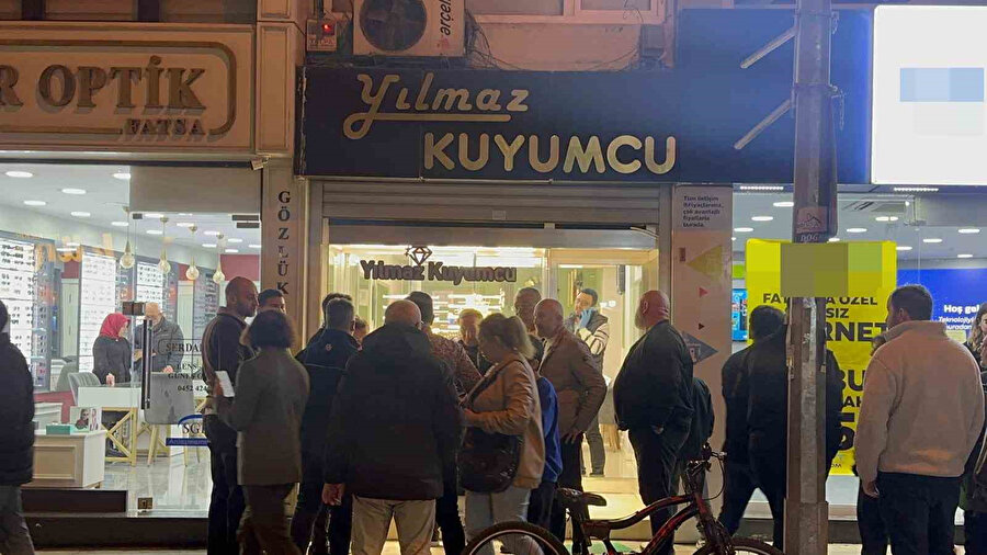 ​Fatsa’da kuyumcu soygunu: Silahlı saldırgan 5 kilo altınla kaçtı