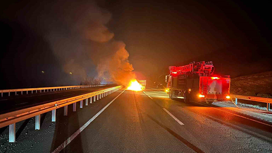 ​Elazığ’da feci kaza: Otomobil traktör römorkuna çarpıp alev aldı, iki yaralı