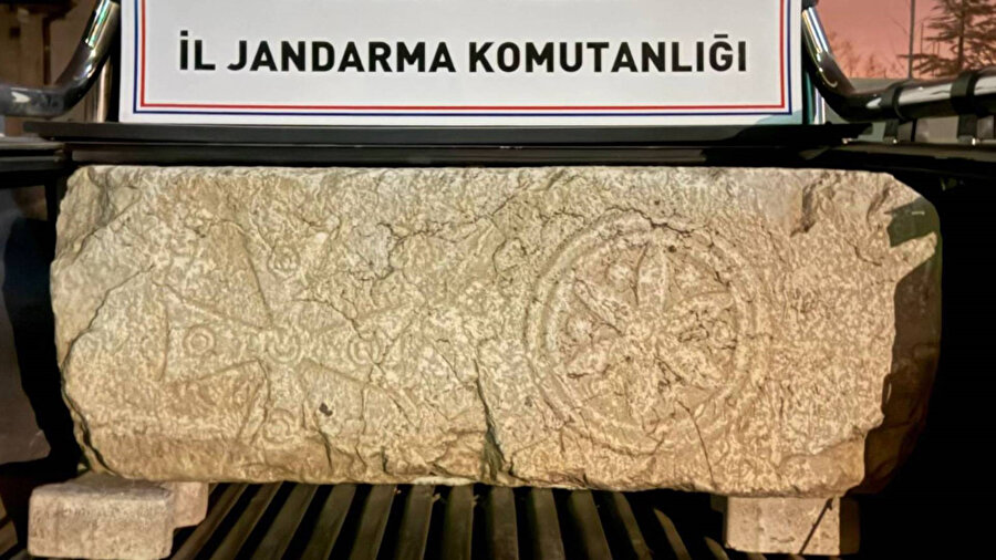 Kayseri'de 6. yüzyıla ait olduğu değerlendirilen kapı sovesi ele geçirildi.