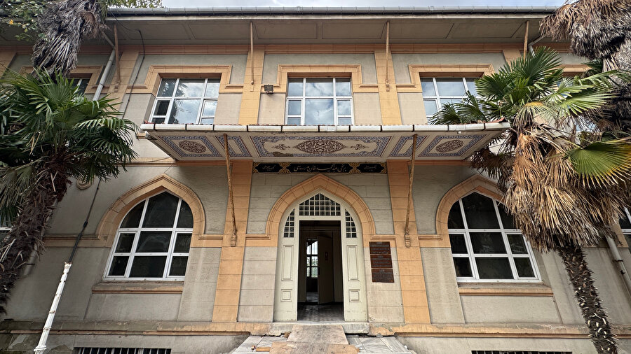  Yapının ana kapısı ve kalem işi süslemeli saçak bölümü.