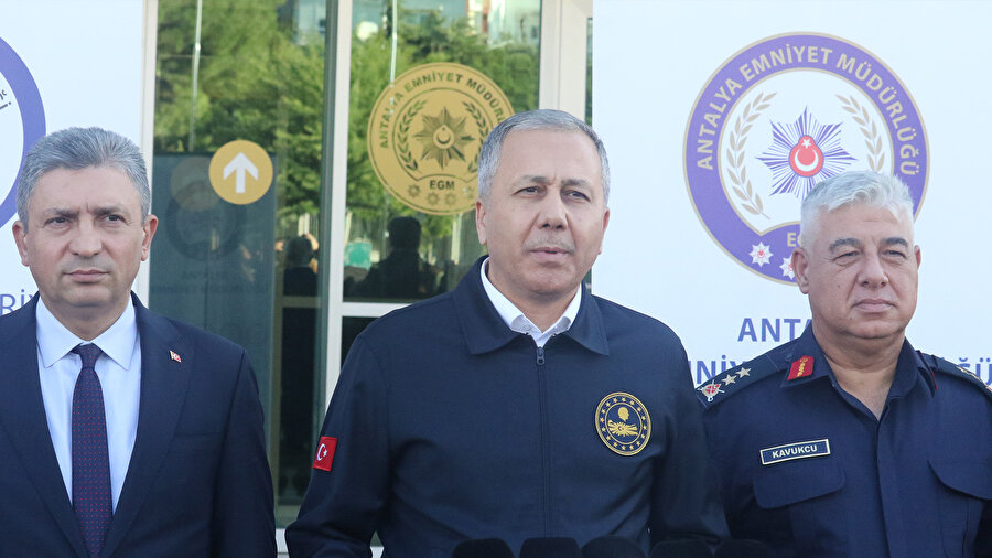 "Geri adım yok!" Bakan Yerlikaya 17 ildeki dev 'Narkokapan' operasyonunun detaylarını anlattı: Yüzlerce adrese baskın, 458 gözaltı