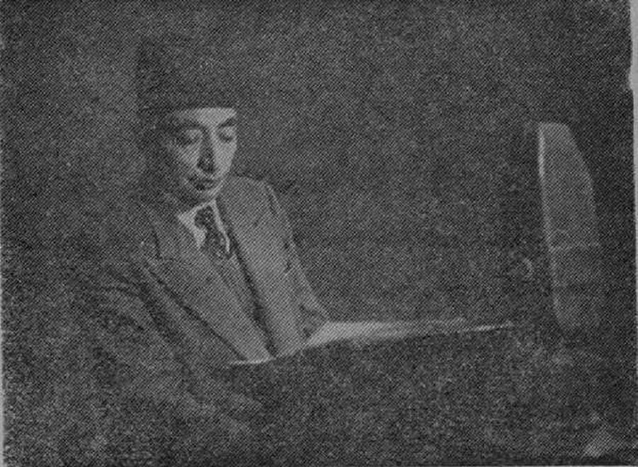 Nâcî, Kudüs’teki Filistin Radyosu stüdyosunda el-Atlâl kasidesini okurken. el-Muntadâ dergisi, 1946 Kasım sayısından.