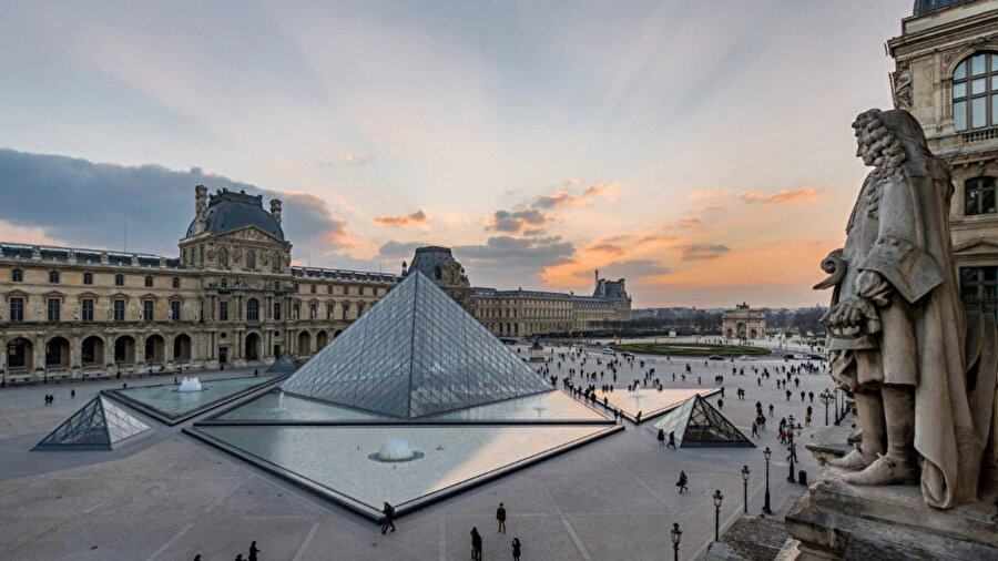 Louvre Müzesi'nin giriş ücretleri artacak