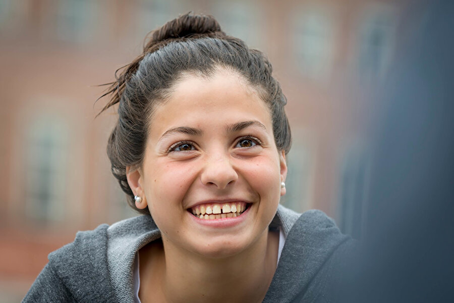 Botun motoru sustuğunda, o kulaçlarını açtı ve gecenin ağırlığını suyun üzerinden çekti.