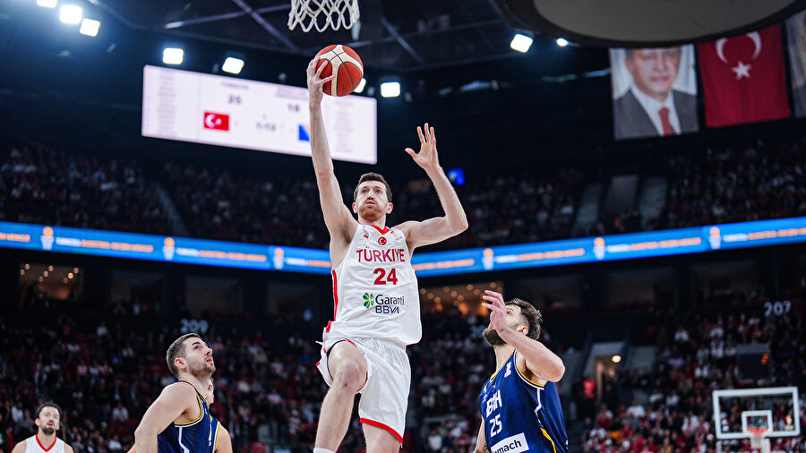 ​12 Dev Adam'dan Dünya Kupası elemelerine harika başlangıç