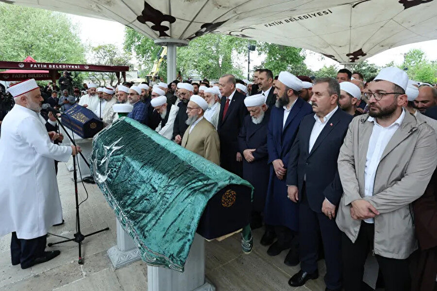 Şeyhin, İsmail Ağa Cemaatinin şeyhi Hasan Kılıç Hoca Efendi ile birlikte 23 Nisan 2024 Salı günü İstanbul Fatih Camii’nden kaldırılan cenazesine binlerce insan akın etmişti.