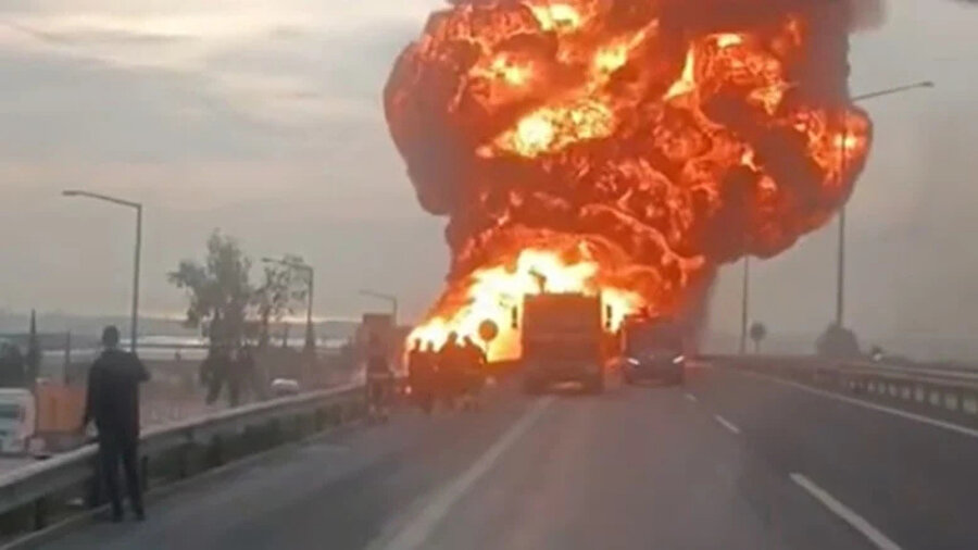 ​26 bin litre yakıt taşıyormuş: Mersin'de akaryakıt yüklü tanker alev alev yandı