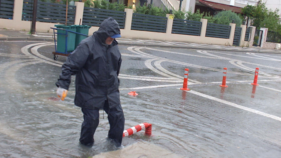 Balıkesir'de şiddetli sağanak: Yollar göle döndü, evleri su bastı