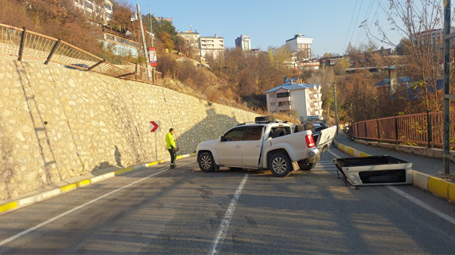 Tunceli’de yürekleri ağza getiren kaza: Kamyonet 7 metreden alt caddeye uçtu