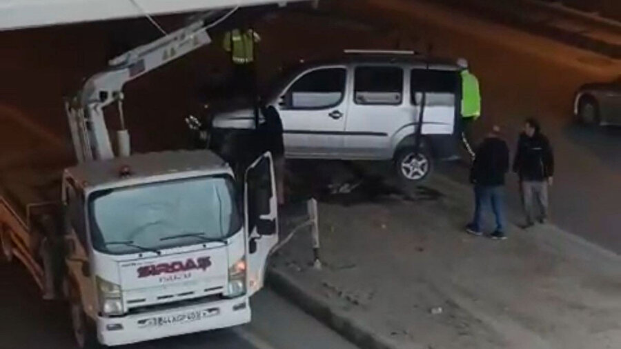 Malatya'da alt geçitte kaza: Refüje çarpan araçtan yaralı çıkarıldı