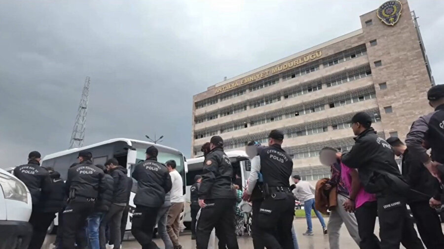 Antalya'da 'Bergen' şarkılı dev operasyon: Zeytinköy ablukaya alındı, 458 zehir taciri yakalandı!