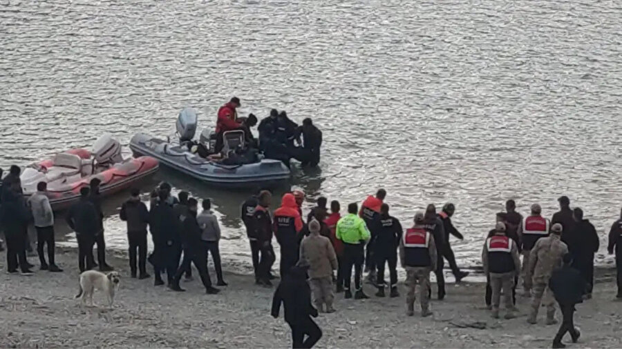 Van'da baraj gölüne uçan otomobilde can pazarı: Üç genç hayatını kaybetti