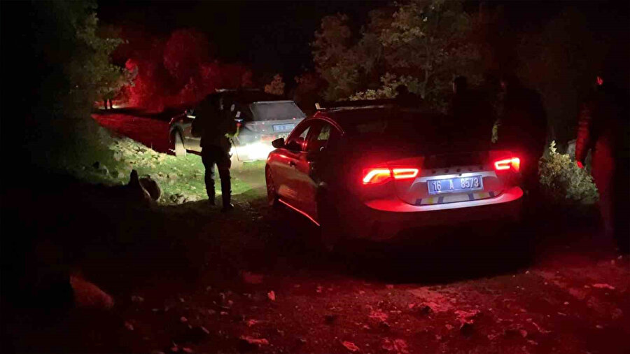 Bursa’da filmleri aratmayan polis kovalamacası: Çamura saplanan sürücü yaya kaçtı