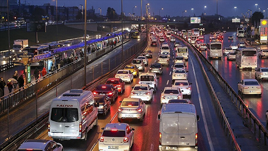İstanbul'da haftanın ilk günü trafik çilesi: Yoğunluk yüzde 85'e çıktı