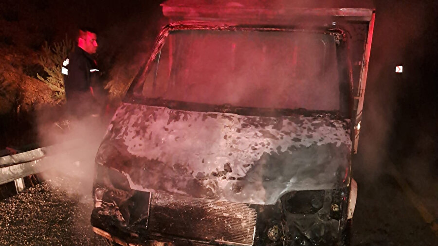 ​Gümüşhane’de seyir halindeki kamyonet alev aldı: Araç kullanılamaz hale geldi