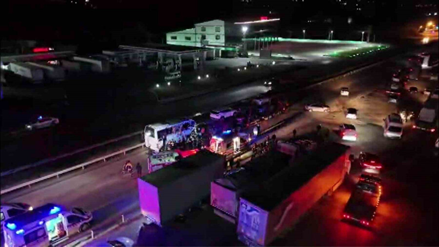 
Amasya'da zincirleme kaza: Cezaevi aracı, tır ve otomobil birbirine girdi
