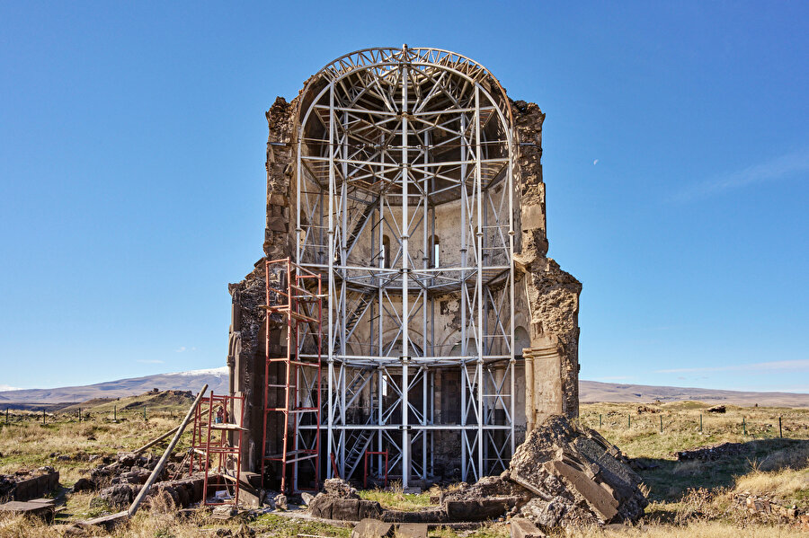 “Toprak, Ateş, Su ve Havayla Yazılmış Bir Dize”