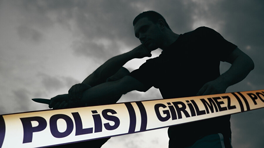 ATM'de kartı kalınca deliye döndü: Güvenlik görevlisini bıçakladı