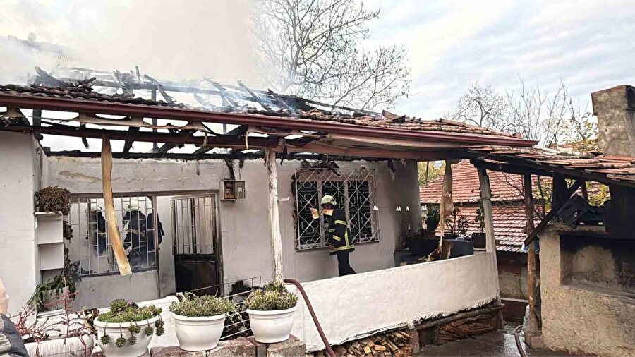 Tokat'ta korkutan yangın: Tek katlı ev alevlere teslim oldu