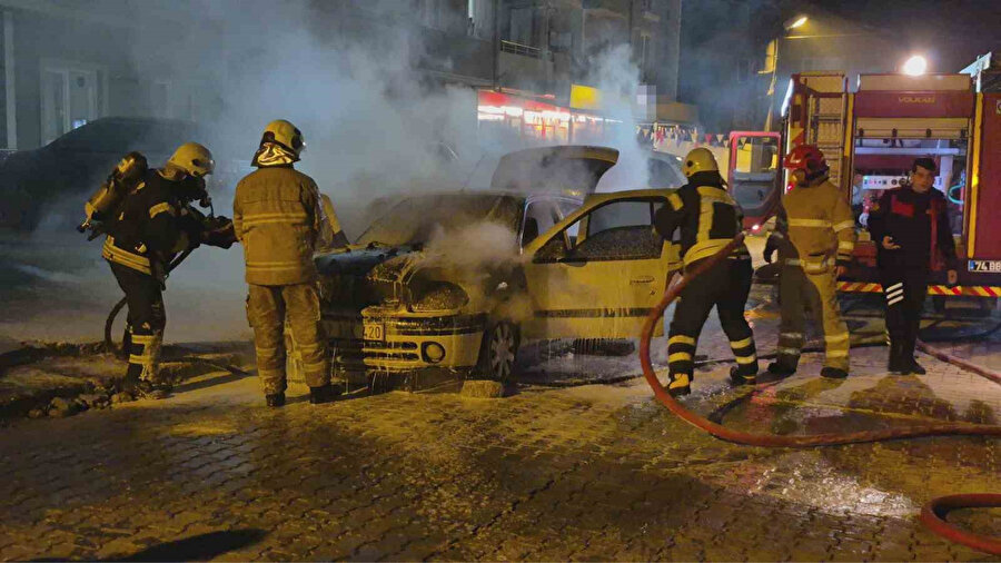 Bartın'da korku dolu anlar: Tamirden yeni gelen otomobil çalıştırıldığı anda alev aldı