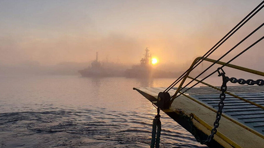 Yoğun sis deniz ulaşımını durdurdu: Çanakkale Boğazı geçişlere kapatıldı