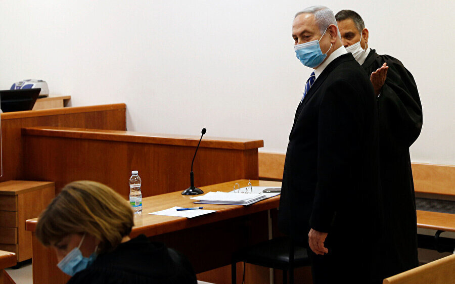 üç davada yargılanan Netanyahu’nun duruşması Mayıs 2020'de başlamasına rağmen savunma ve kovuşturma anlaşmazlıkları ile COVID-19 salgını ve Gazze saldırıları nedeniyle defalarca ertelendi.