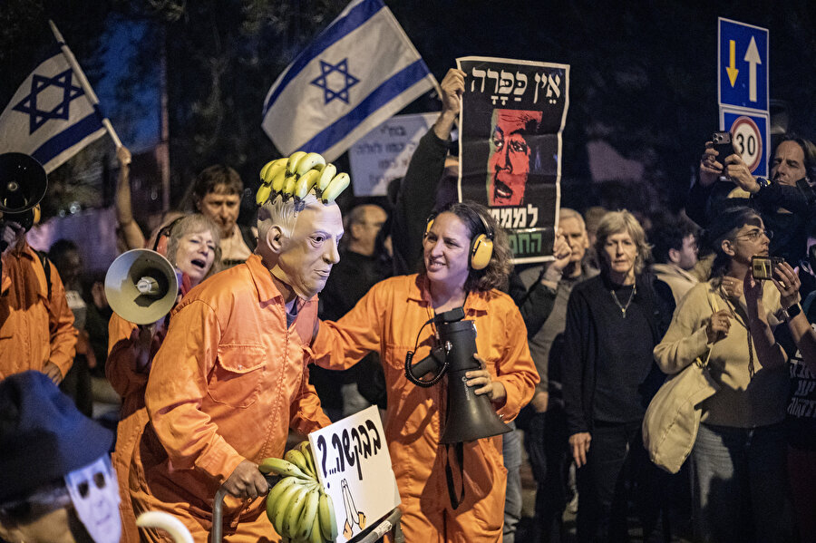 İsrail'in Tel Aviv kentindeki İsrail Cumhurbaşkanı Isaac Herzog'un evi önünde toplanan İsrailliler, İsrail Başbakanı Binyamin Netanyahu'nun, Cumhurbaşkanı Isaac Herzog'a yolsuzluk davaları için af talebinde bulunmasını protesto etti.