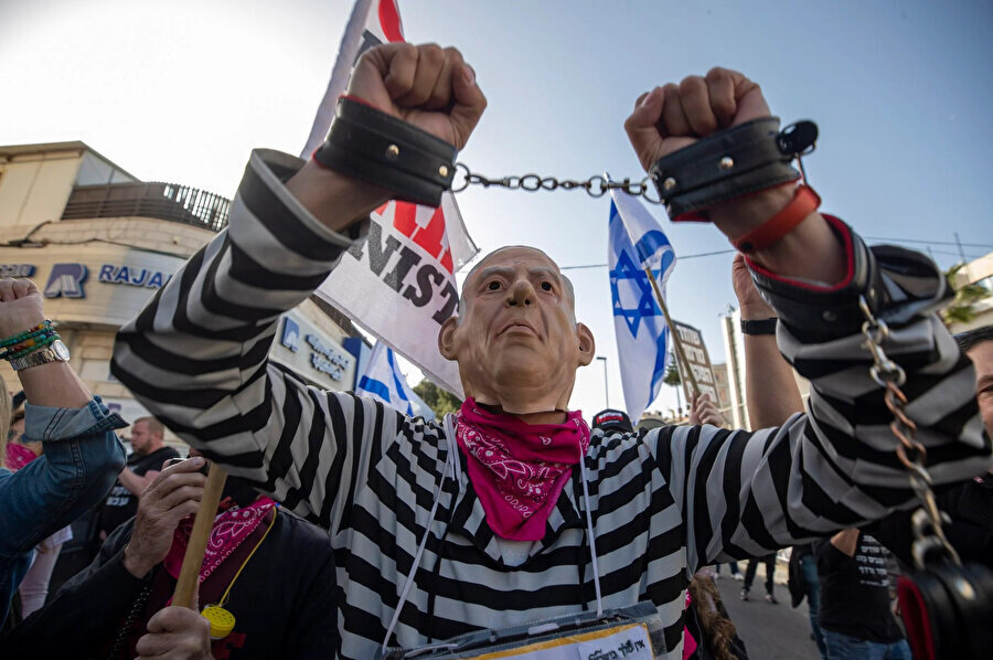 Netanyahu, tek sayfalık mektubunda herhangi bir suç itirafında bulunmuyor veya siyasî geleceği hakkında herhangi bir taahhütte bulunmuyor.