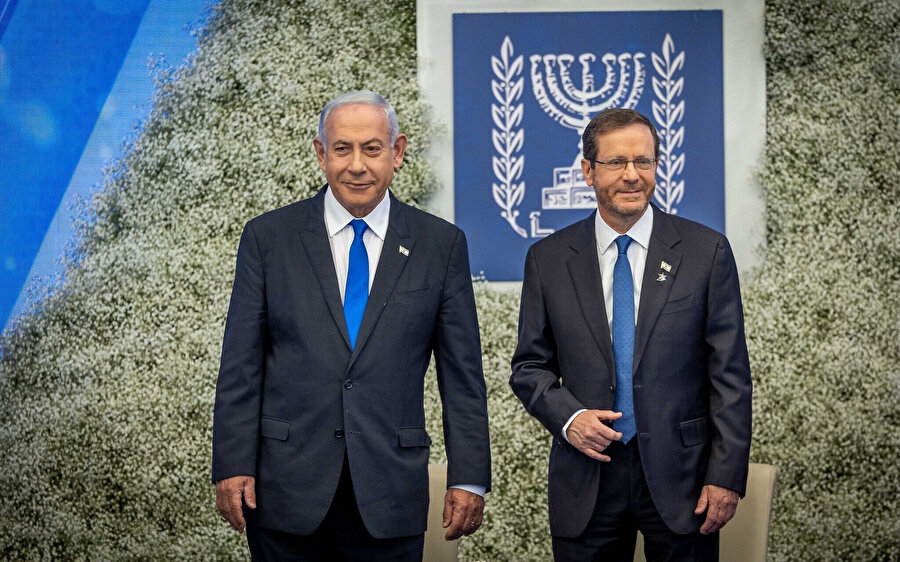 Sol görüşlü Demokrat Parti lideri Yair Golan, X'te yaptığı açıklamada, "Sadece suçlu olan af ister. Sekiz yıllık yargılamanın ardından, aleyhindeki davalar henüz düşmemişken, Netanyahu şimdi af istiyor." dedi.