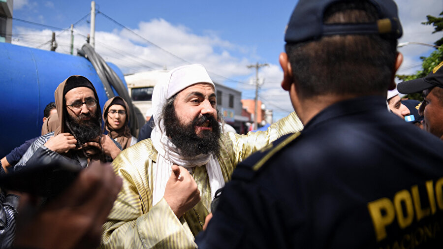 Varlık gösterdiği ülkelerde çocuk kaçırma, insan ticareti, zorla hamile bırakma ve tecavüz gibi suçlarla suçlanan tarikat, defalarca suçüstü yakalanmasının yanında son olarak Kolombiyalı yetkililer tarafından 23 Kasım 2025 tarihinde baskına uğradı. Baskında 9 kişi göz altına alınırken, polis Lev Tahor'dan 17 çocuğu kurtardıklarını açıkladı.