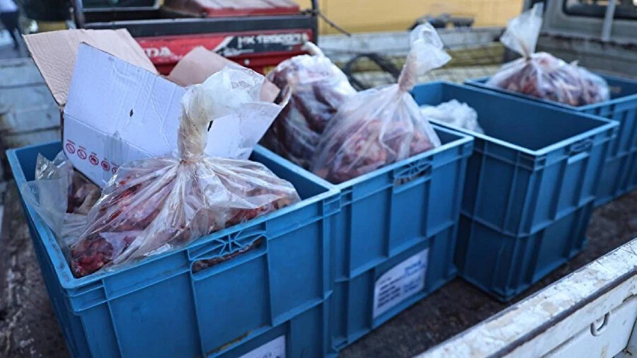 Antalya'da sağlıksız koşullarda taşınan 275 kilogram et ve köfteye el konuldu.