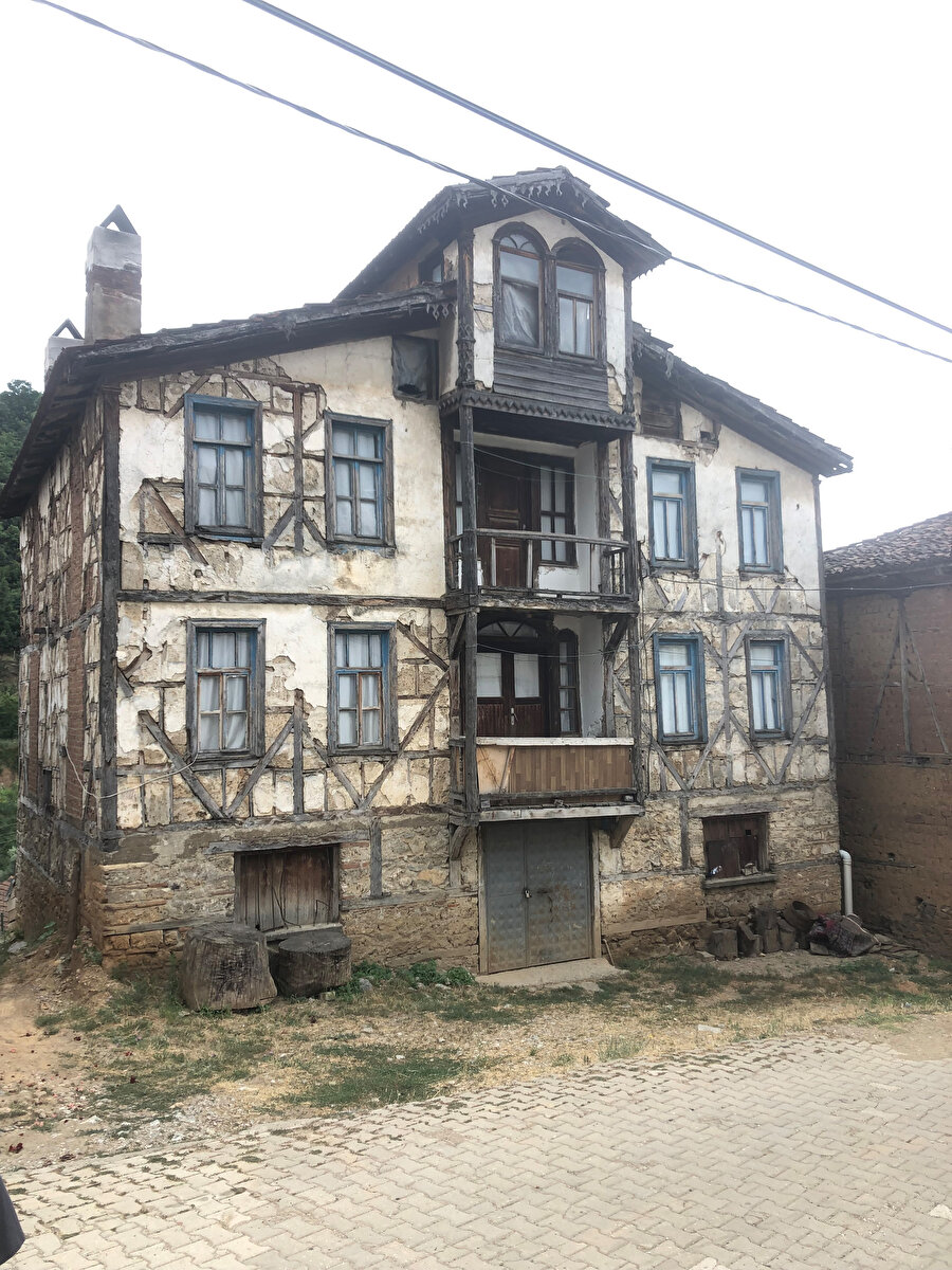 İznik Hisardere’de bir sivil mimarlık örneği.