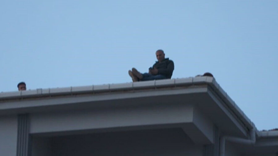  Çatıya çıktı, 80 bin TL’lik alacağını tahsil edince ikna olup indi 