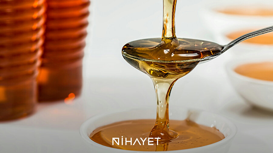 Mısır piramitlerinin karanlık dehlizlerinde 3000 yıl bekleyen balın, bulunduğunda hala yenilebilir olması bir efsane değil, arıların kusursuz mühendisliğinin ispatıdır.