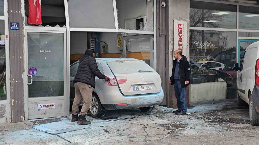 Kayseri'de panik anları: Aracın LPG tankı patladı | Üç kişi hastanelik oldu