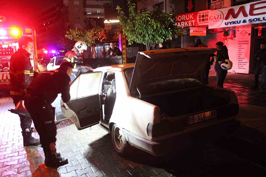 ​Aydın’da geceyi aydınlatan alevler: Park halindeki otomobil demir yığınına döndü