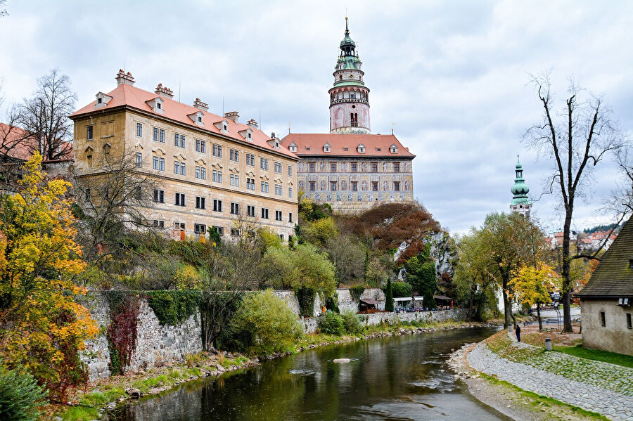 Český Krumlov, bir anlamda zamanın biraz yavaşladığı, geçmişle bugünün nazikçe el sıkıştığı bir yer.