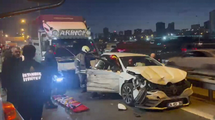 TEM'de zincirleme kaza: Gişelerde trafik killitlendi