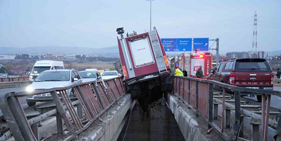 ​Kırıkkale’de akılalmaz kaza! İtfaiye aracı köprüde asılı kaldı: Faciaya ramak kala durdu