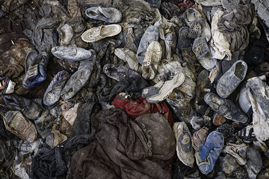 Rejimin 10 binden fazla kurbanına ait fotoğraflar, işkence ve toplu cinayet kampanyasını ürkütücü ve titiz ayrıntılarla gözler önüne seriyor.