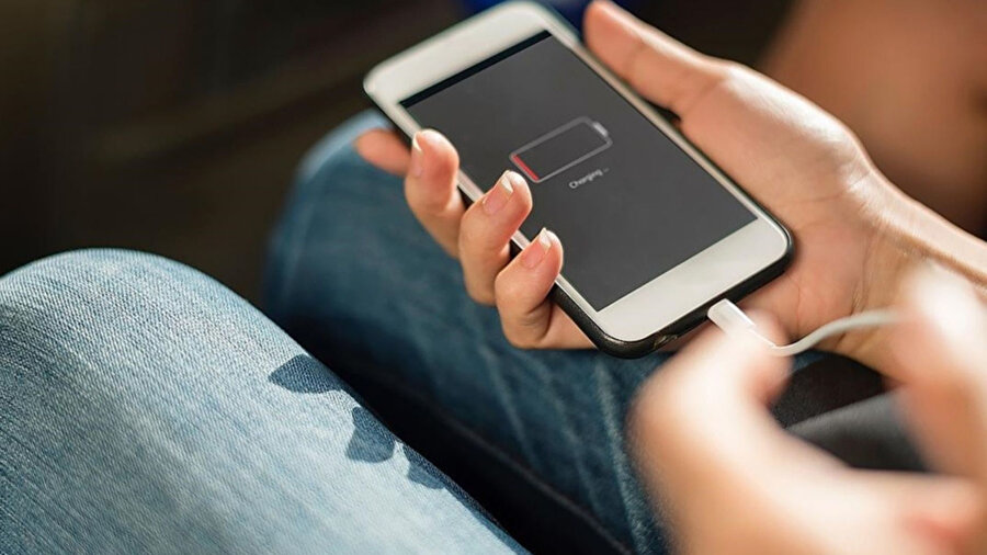 Telefonunuzu şarja takarken dikkat: Siber suçlular veri kablolarıyla banka bilgilerinize erişiyor!