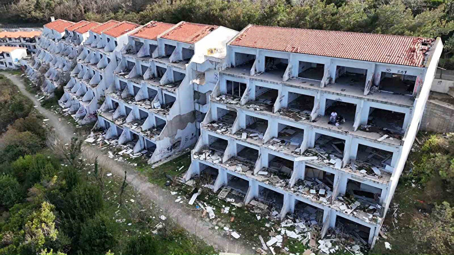 Beykoz'da deniz manzaralı, 186 odalı lüks otel tinerciler ve hırsızların meskeni oldu! Harabe haldeki tesisin akıbeti belirsiz